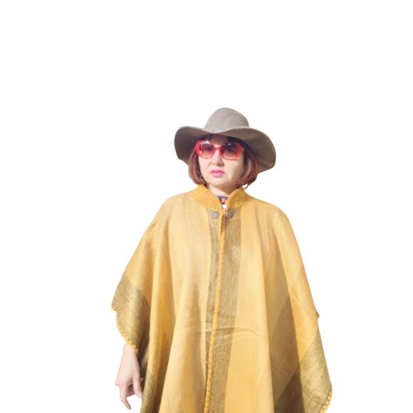 New Baby Alpaca wool unisex Yellow cape hand made in the Andes - Picture 1 of 3
